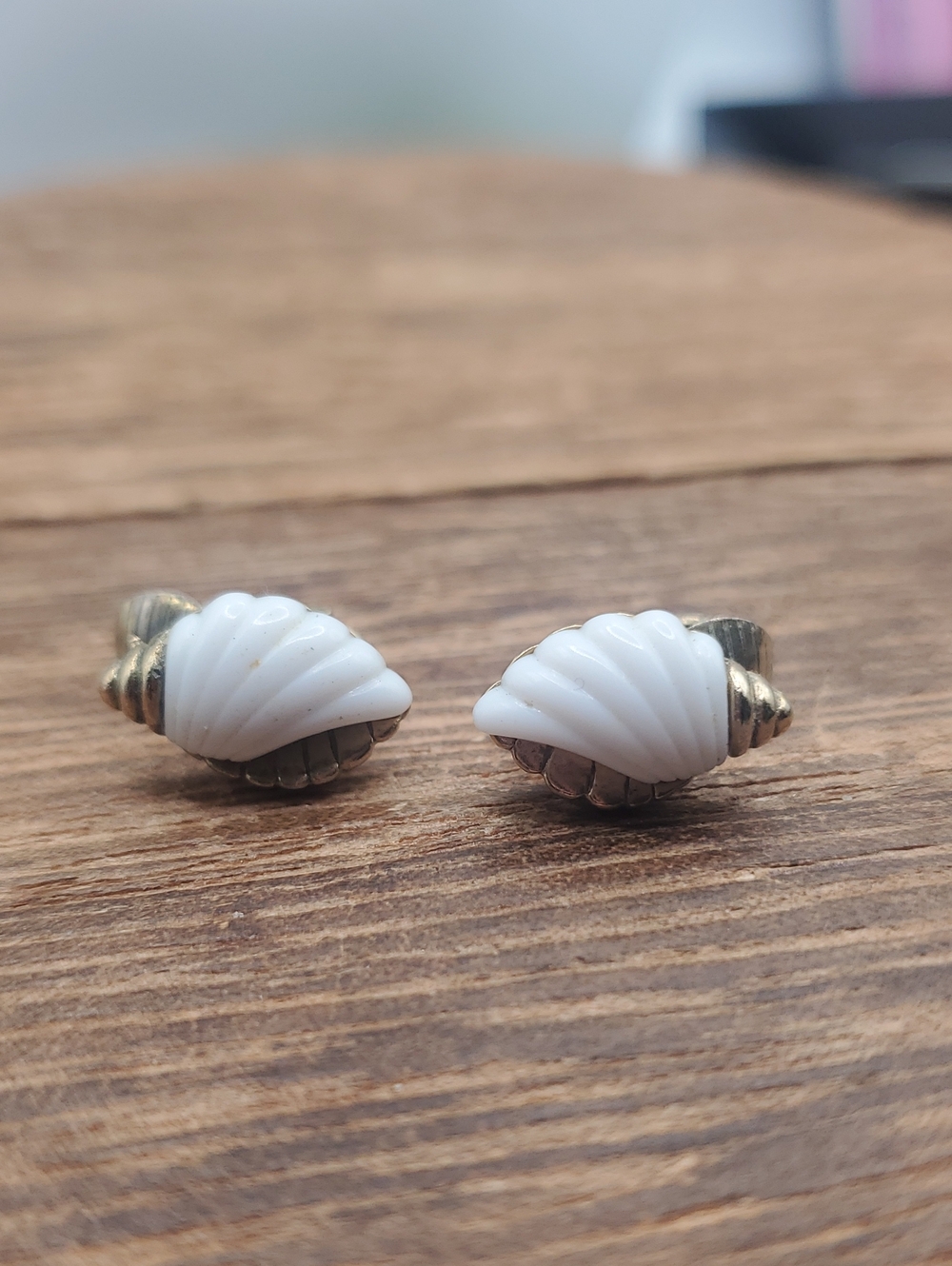 Vintage White Shell Motif Clip-On Earrings - E1101